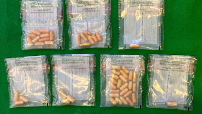 海关截查肯亚来港旅客 揭体内藏48粒可卡因。海关图片