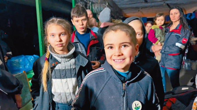 烏克蘭亞速軍團公布的影片，可見亞速鋼鐵廠內躲藏的孩童。