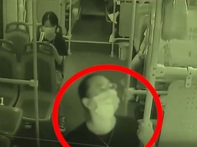 深圳女坐巴士遭螞蟻咬傷後暈倒。 網圖