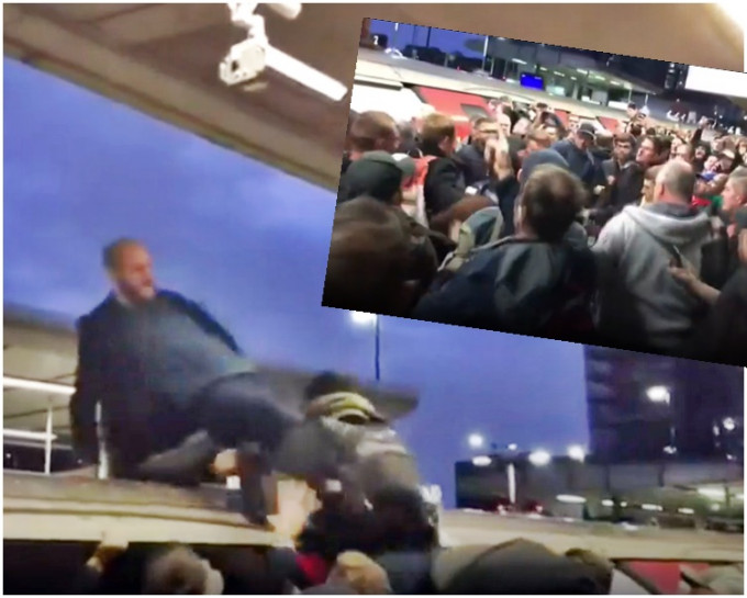 示威者被乘客从车顶拉下。BBC影片截图