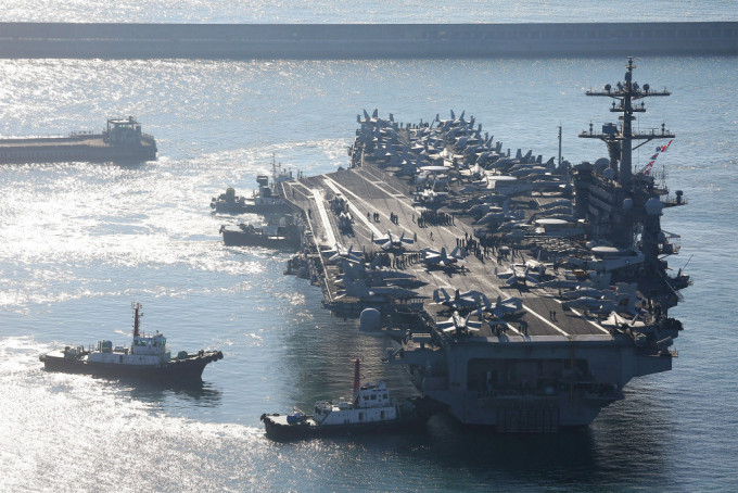 美國航空母艦「卡爾文森號」戰鬥群抵達南韓釜山市港口。路透社