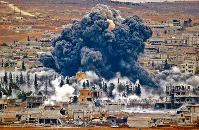 ■美国联军二○一四年空袭敍利亚科巴尼市。