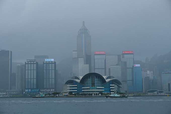 昨日连场大雨，维港对岸会展烟雨迷蒙。