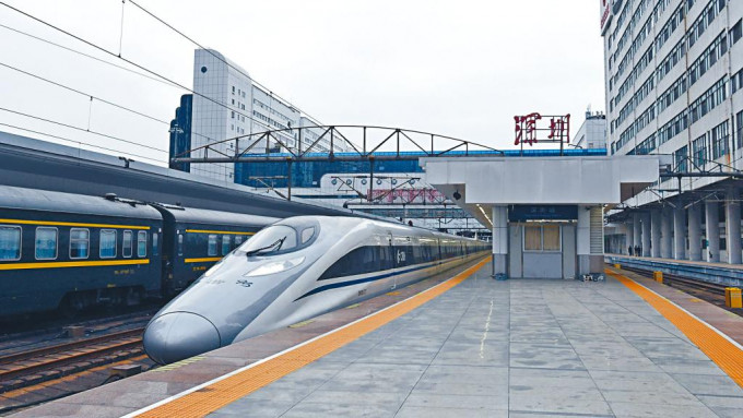 深圳站昨天开出首趟高铁列车。