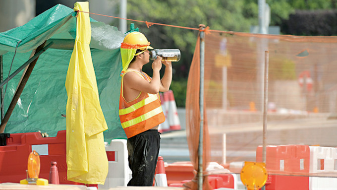 劳工处推出《预防工作时中暑指引》已逾一星期，不少工人仍未清楚雇主会如何执行。
