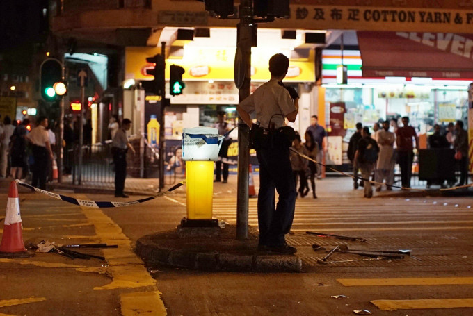 大量玻璃碎及木棍，亦有血迹在地。Toby Lo图片/fb‎香港突发事故报料区