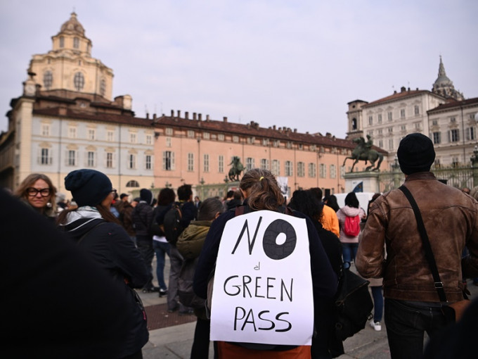 示威者在羅馬街頭拉起橫額。AP