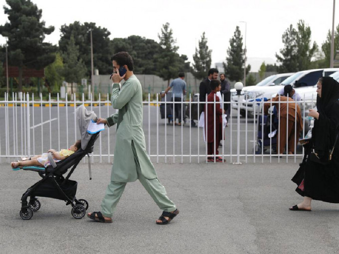 美国与另外60多个国家周日发表联合声明，敦促塔利班让阿国与外国公民离开。AP图片