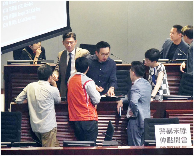 多名民主派議員輪流提出規程問題。