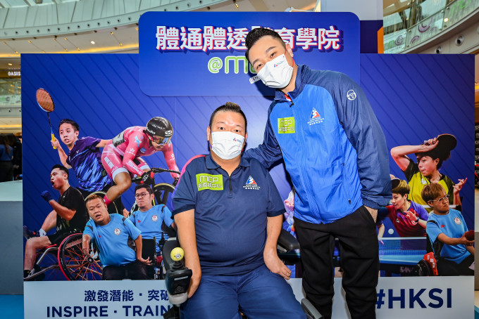 硬地滾球名將梁育榮(左)、輪椅羽毛球代表陳浩源出席商場活動，跟市民即場交流運動員心得。公關相片