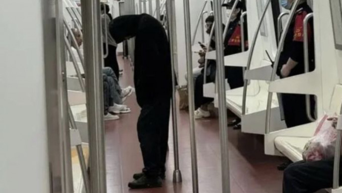 西安地铁惊现「神秘怪客」，穿黑连帽衫低头90度行动如丧尸。