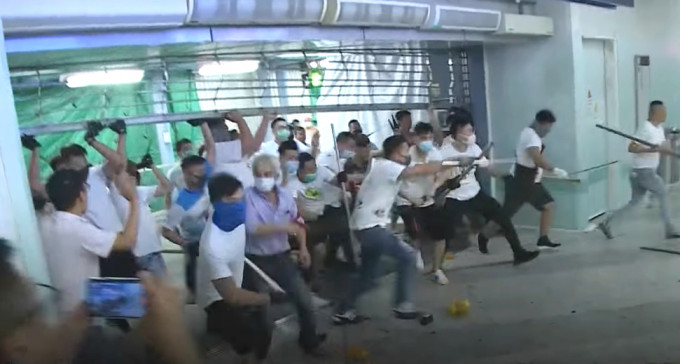 元朗站上周日有暴徒袭击市民。香港电台截图