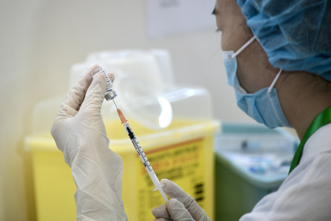 66岁长期病患汉死亡，3日前曾打复必泰疫苗。资料图片