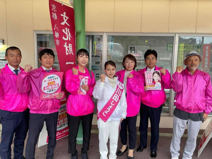 33岁的川田翔子（中）当选日本京都府八幡市长，成为日本史上最年轻的女性市长。网上图片
