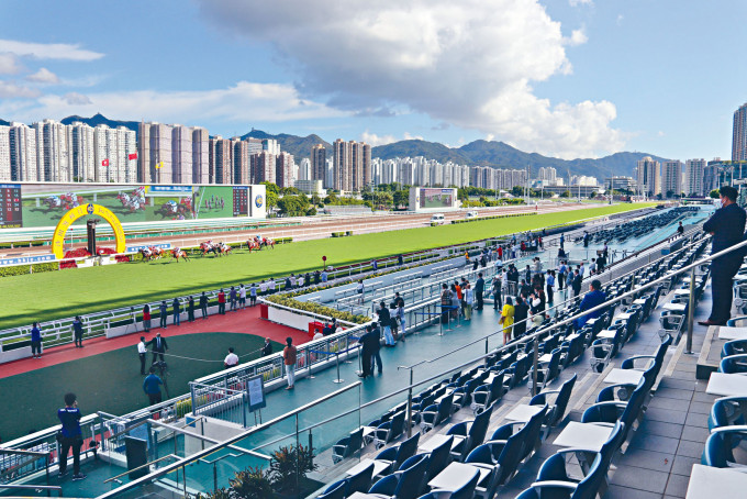 香港「馬照跑」，賽馬投注額年內僅跌百分之三點二，整體投注額減少百分之十一點六，至二千一百八十七億元。