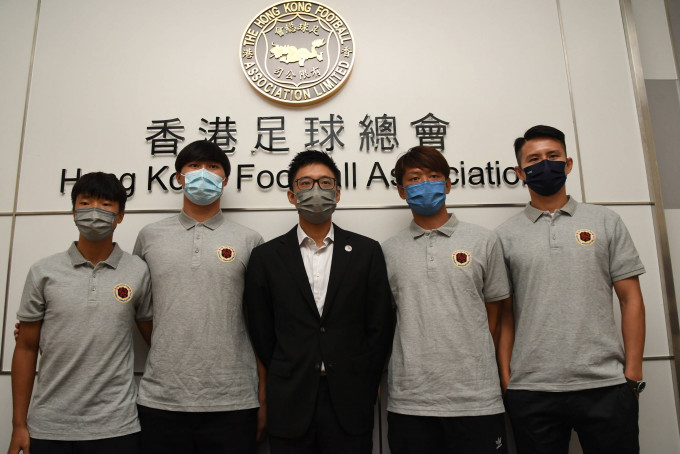 香港U23球員鄧筵霑(左起)、謝家榮、足總副主席霍啟山、主教練張健峰、球員黃威。 本報記者攝