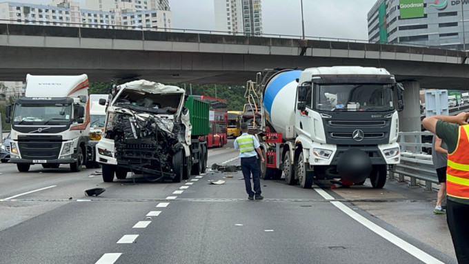 田螺車與貨車相撞，貨車車頭盡毀。林思明攝