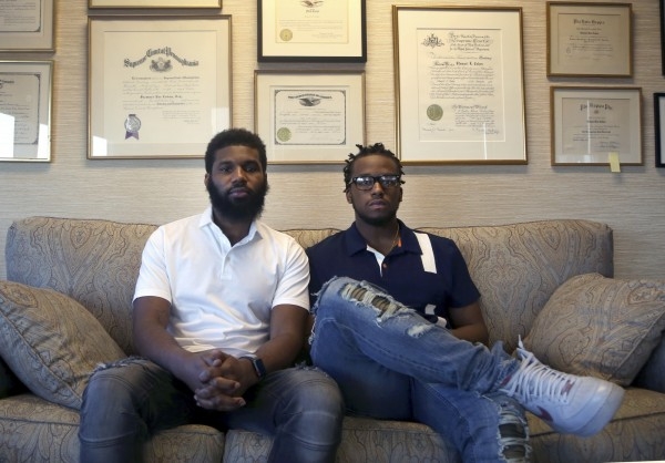 两非裔男子遭费城一间星巴克控告「非法入侵」后被警方逮捕，现以1美元达成和解。（网图）