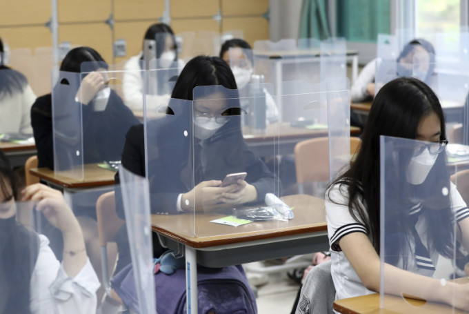 南韓高三學生已復課，大田一所學校的課桌上安裝了塑料擋板以防止病毒傳播。AP
