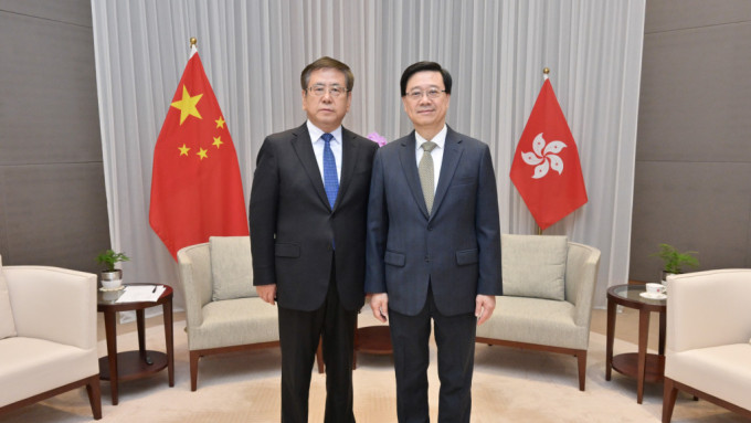 行政长官李家超（右）与河南省省长王凯（左）会面。政府新闻网