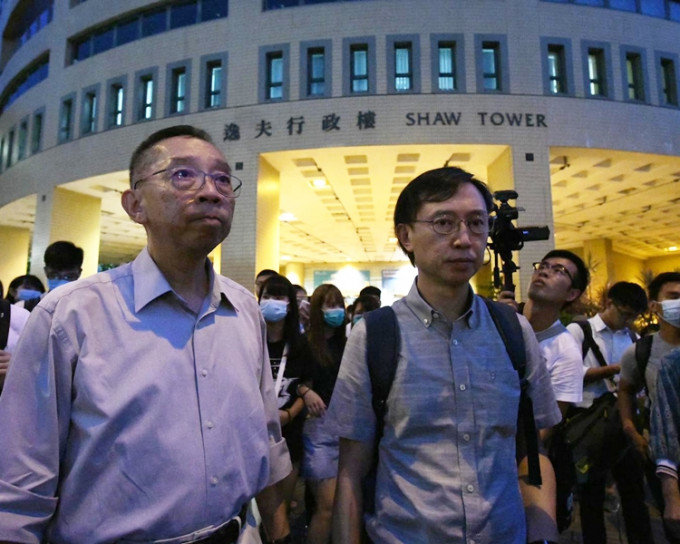 協理副校長（學生體驗）麥福達（左）與新聞系系主任劉志權赴警署。