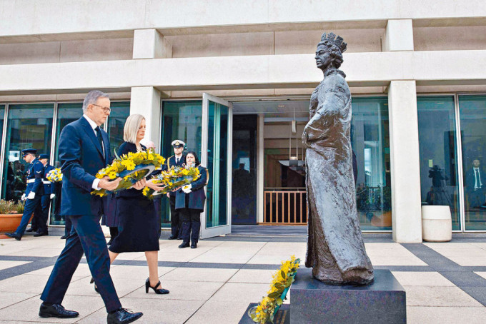 澳洲总理阿尔巴尼斯向英女皇铜像献花。