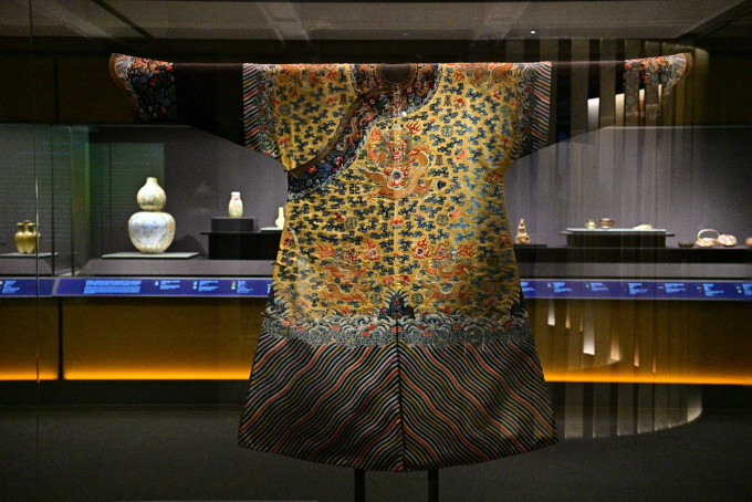 香港藝術館周五起舉行以顏色為主題的展覽。圖示清代咸豐時期的黃地刺繡十二章紋龍袍。政府新聞處圖片