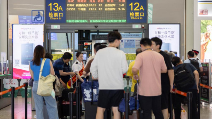 沪港高铁动卧列车投入服务，令中港旅客多了交通选择。新华社