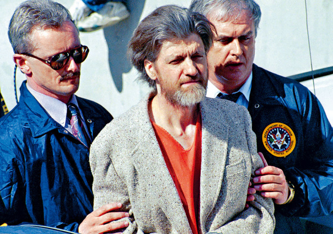 卡钦斯基1996年提堂后离开法院。