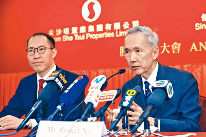 黃志祥（右）對香港物業巿場前景保持審慎樂觀。