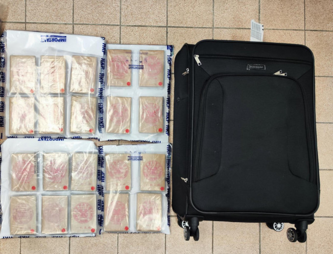 警方和海关在一名机场入境男子的行李箱内，检获约七点五公斤怀疑海洛英。警方提供图片