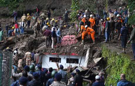 喜馬偕爾邦救援人員在山泥傾瀉災場搜救。美聯社