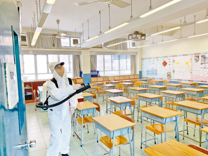 圓玄三中急外聘清潔公司作全校課室消毒。