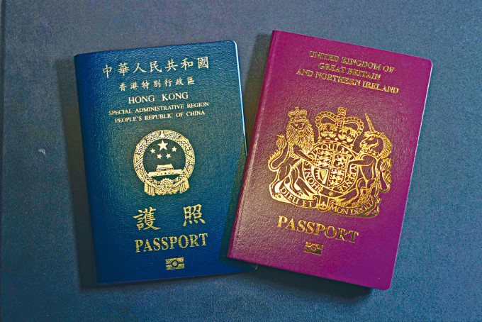 香港特区护照（左），英国国民（海外）护照（BNO，右）。