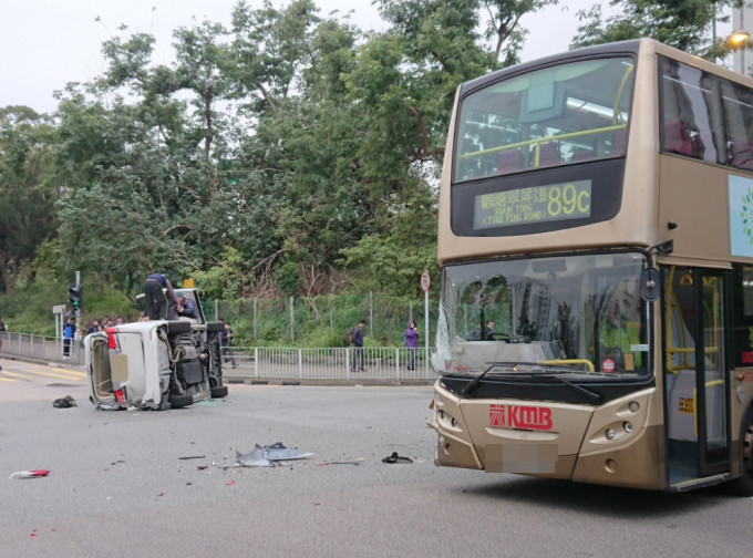 七人車被撞後翻側橫擱路中，車內人士自行爬出車外。  香港突發事故報料區FB/網民Hanson Chan‎圖