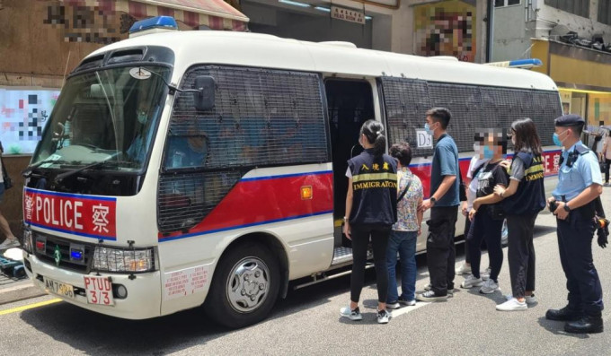 警方與入境處及勞工處人員進行反非法勞工行動，在東九龍拘捕14人。 警方提供