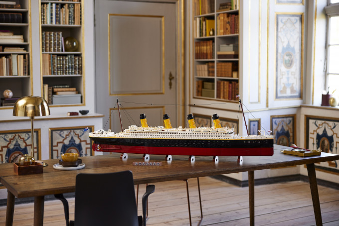 10294 Titanic是LEGO史上重量級模組。