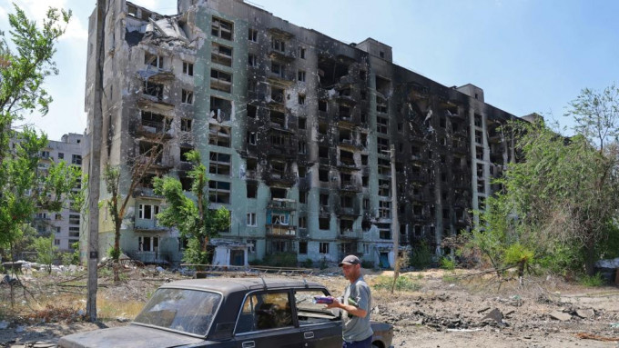 卢甘斯克市多座大楼被炸毁。REUTERS