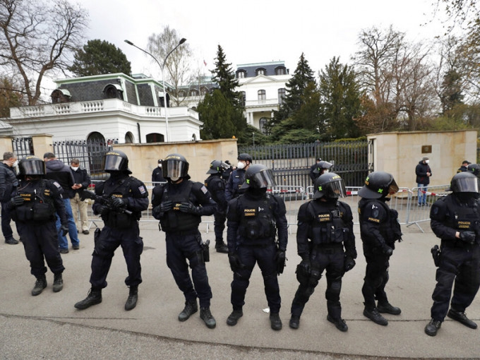 捷克防暴警员在俄罗斯驻当地使馆外戒备。AP图片
