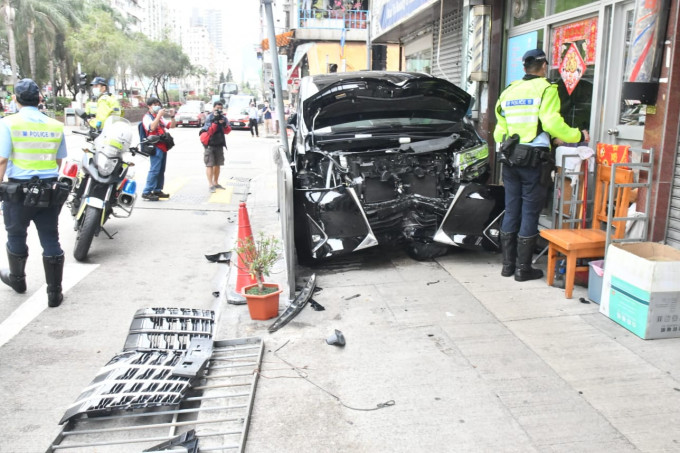 七人車失控剷上行人路。