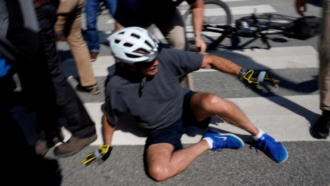 拜登被单车的右边踏板的束带绊倒。REUTERS