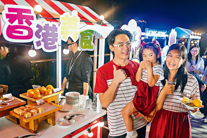 一家三口在活動啟動禮上，享受香港地道美食。