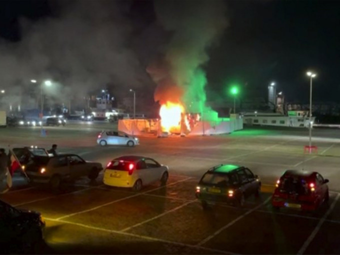 有示威者在市中心縱火，汽車著火焚燒。AP圖片