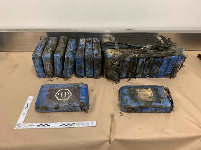有市民指在奧克蘭西邊的貝弗斯海灘發現19個藍色包裹，檢驗後竟然全是可卡因。　New Zealand Police　FB