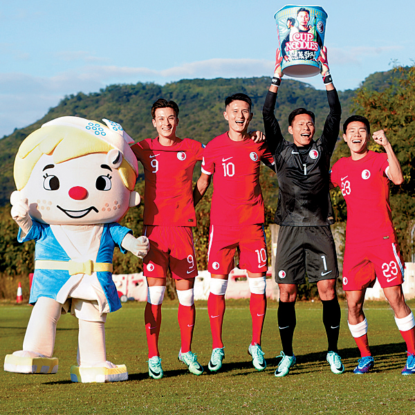 葉鴻輝（右2）希望更多球迷透過電視直播撐港隊。