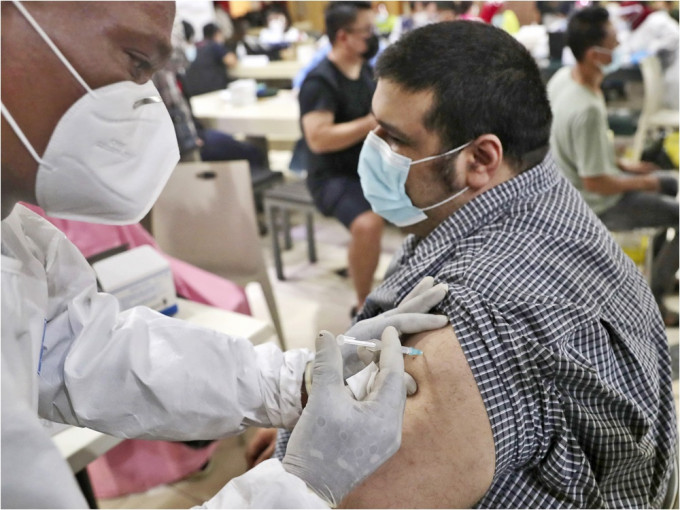 印尼將處罰拒接種疫苗者。AP