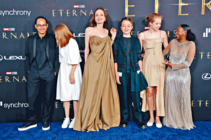 安祖莲娜周一带同5名子女出席《永恒族》首映，如今或要隔离。