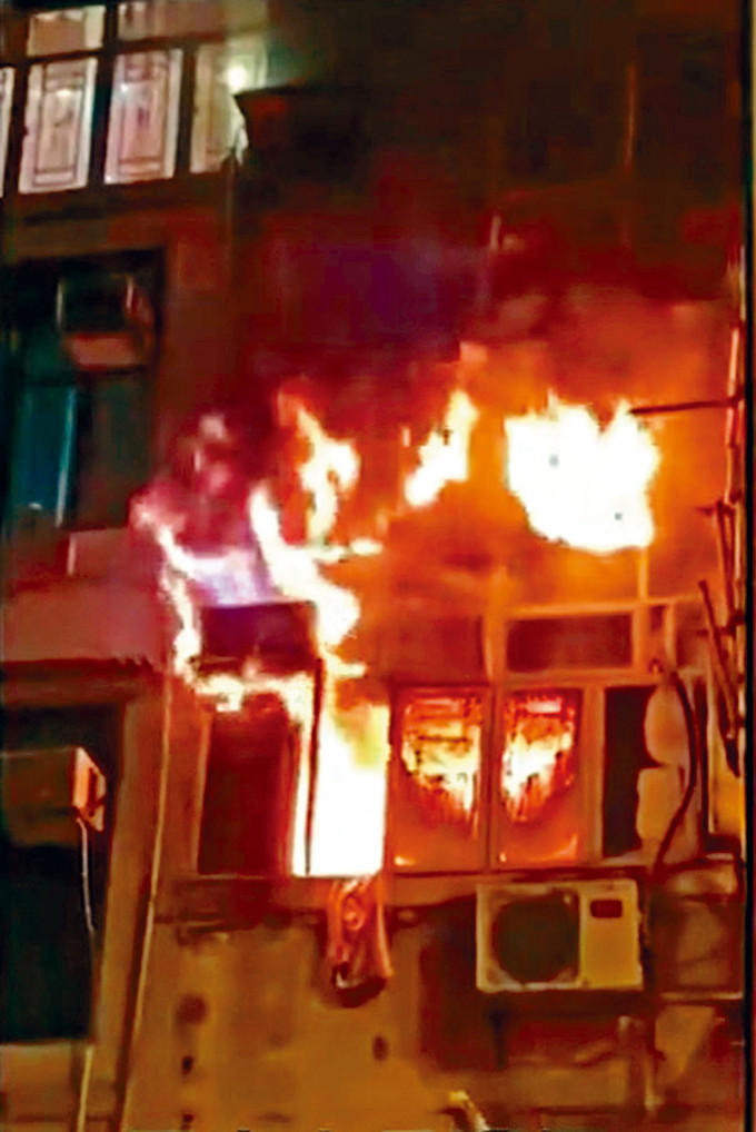 ■火場傳出爆炸聲，瞬間陷入火海，火燄捲出窗外。