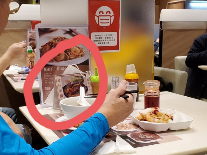 有食客將口罩耳繩掛在餐牌上。「沙田之友」Facebook 群組相片