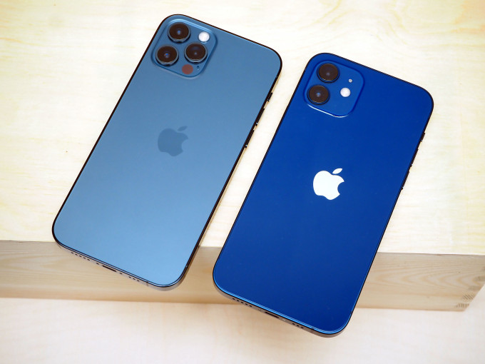 ●iPhone 12 Pro(左)機背為啞面玻璃,iPhone 12則是拋光鏡面設計,效果截然不同。